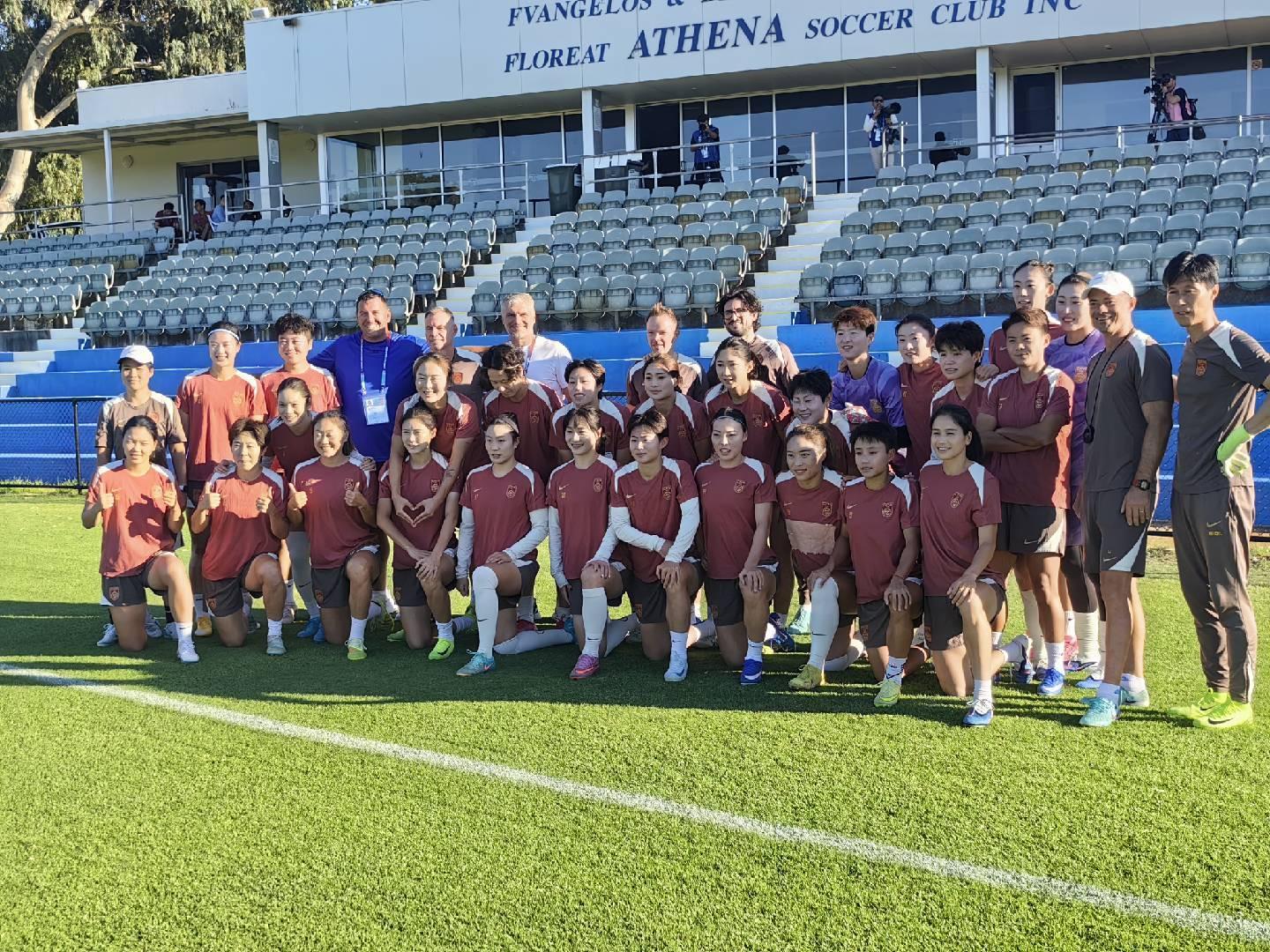 世界杯客户端升级下载-中国女足珀斯最后一练，场地工作人员与全队合影留念